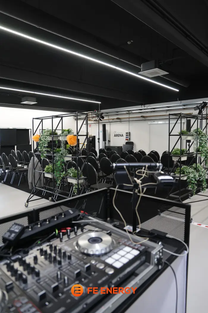 Die Halle beim Kickoff 2026 von FE Energy, vorne das DJ-Pult